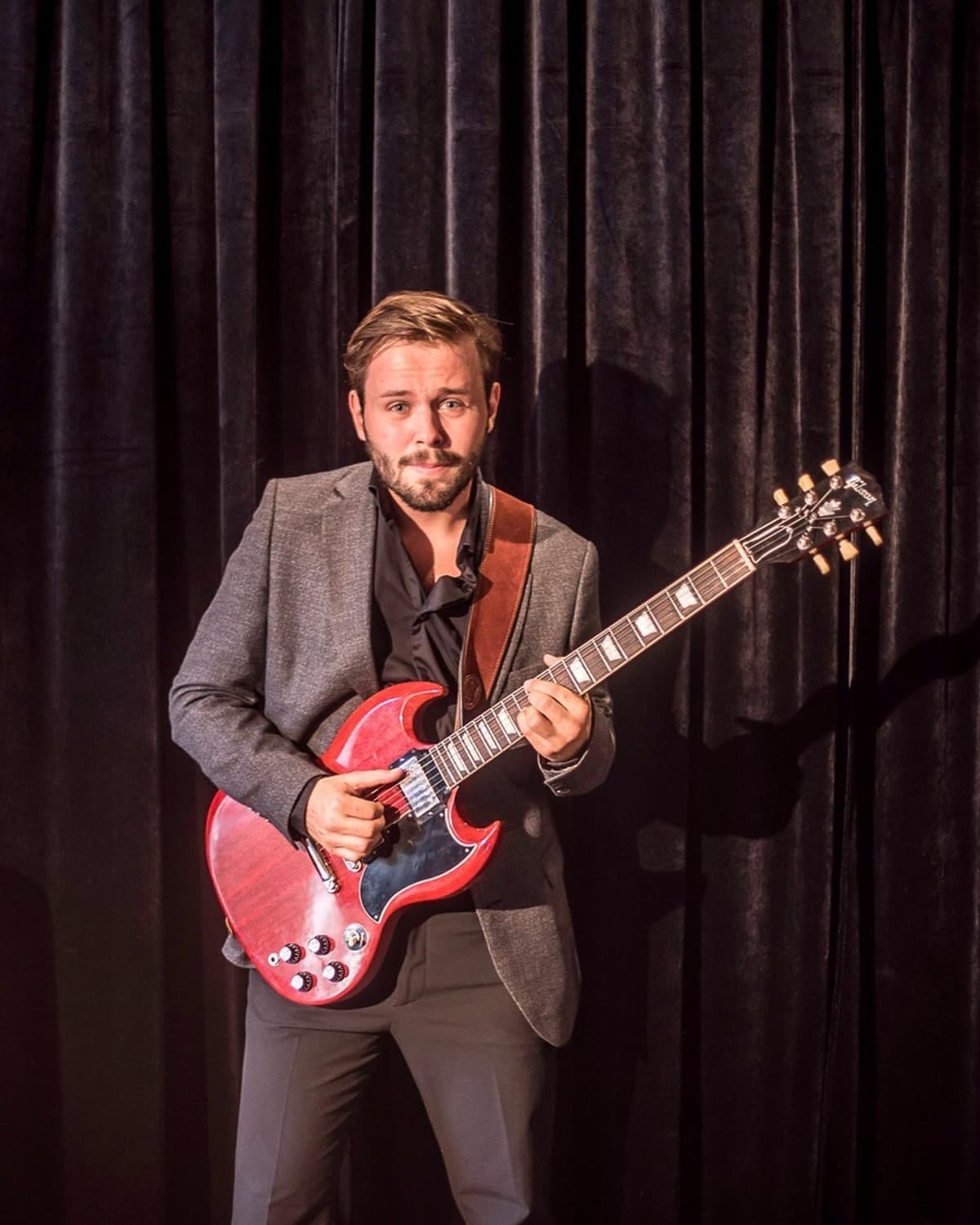 Portrett av Kristian Holvik med gitar